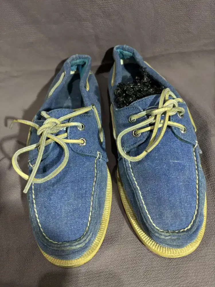 Sepatu denim slip on biru pria