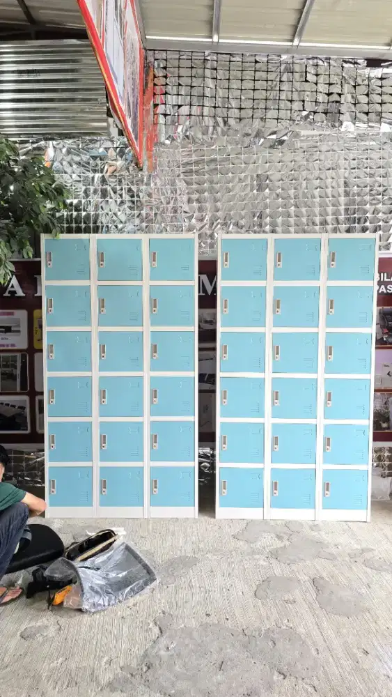 Locker 18 Pintu Warna