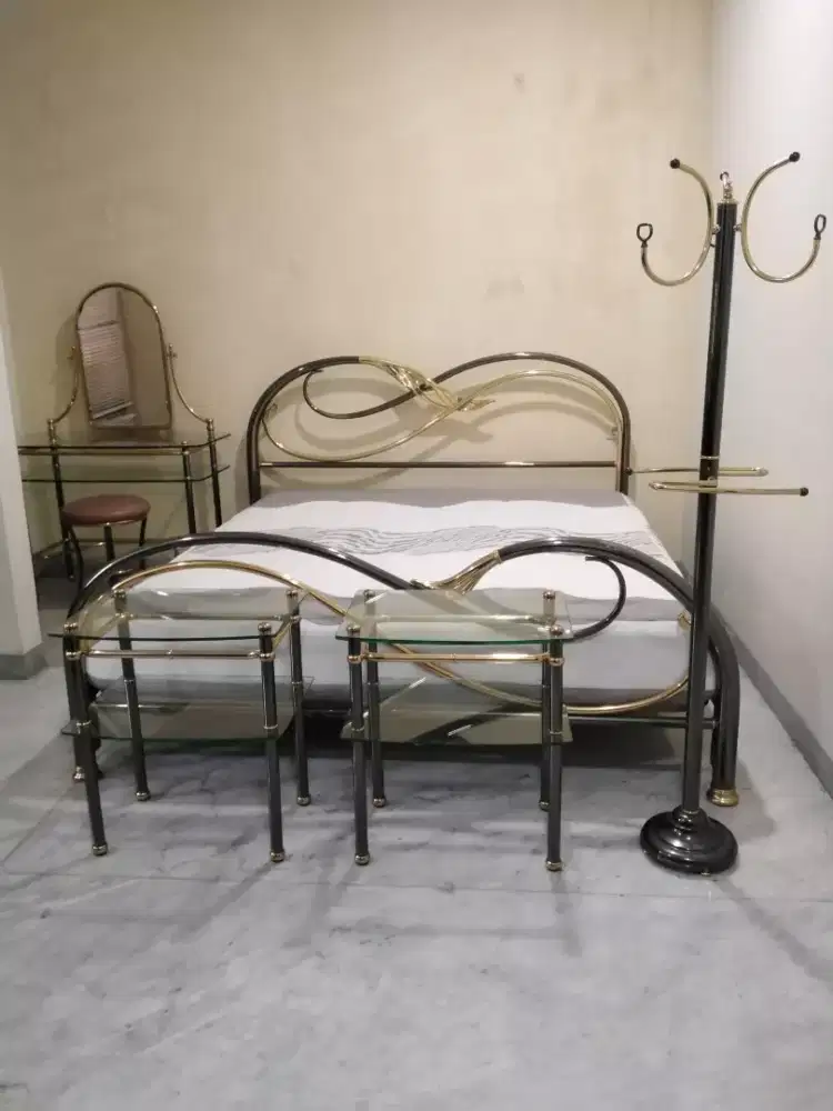 1 set Ranjang, Meja samping, Meja Rias + Gantungan Baju