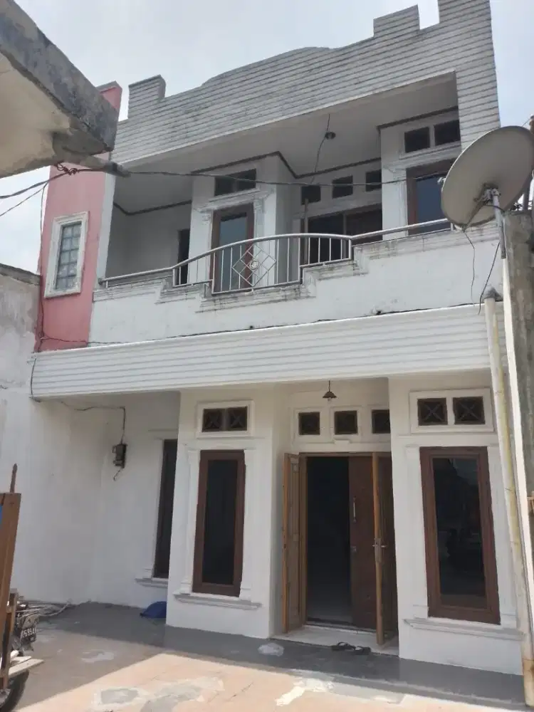 Disewakan rumah lantai 2 di depan jalan raya besar.