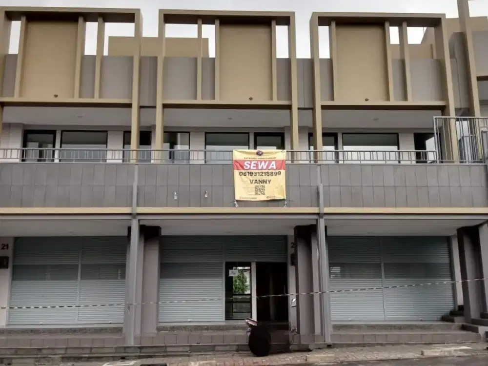 Disewakan Ruko Modern 3 Lantai + Rooftop di Kota Baru Parahyangan Bandung