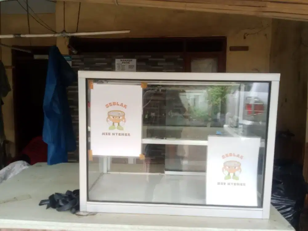 Etalase Lauk atau jajanan