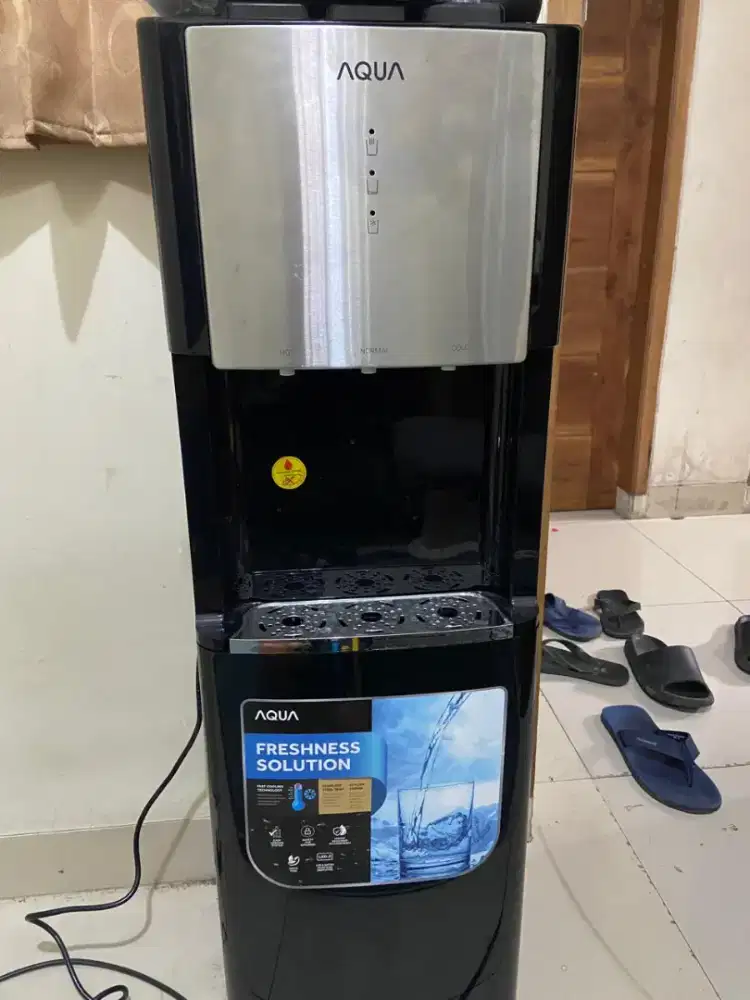 Dispenser merk AQUA panas dingin normal semua pemakaian 2 minggu