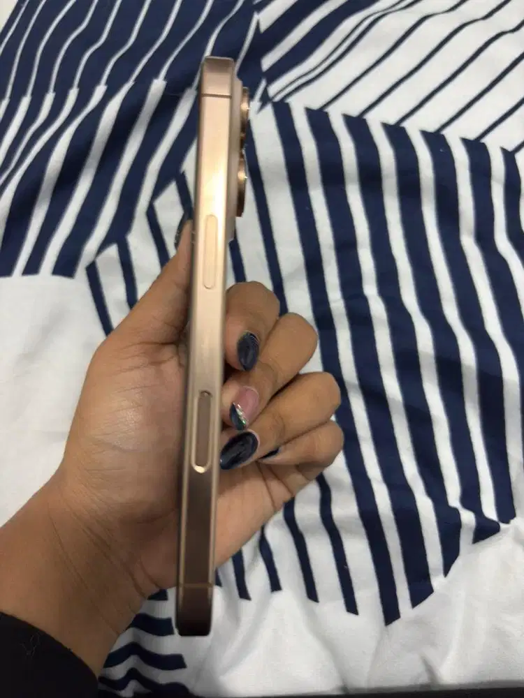 iphone 16 pro titanium dessert