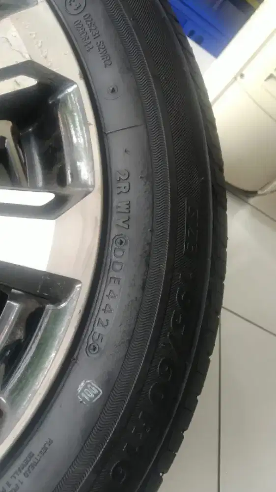 Cari driver buat pengiriman dan bantu di toko ban mobil