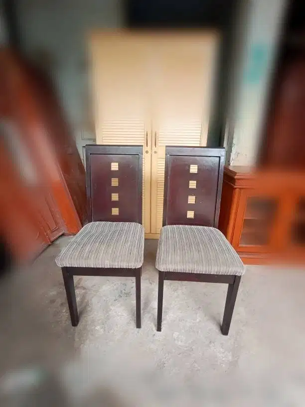 2 Kursi makan kayu ,bantalan jok