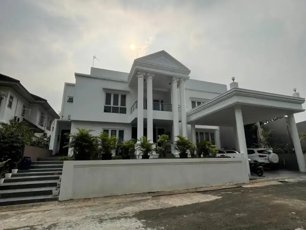 Dijual Rumah Mewah 2 Lantai dengan Kolam Renang di Legenda Wisata Cibubur