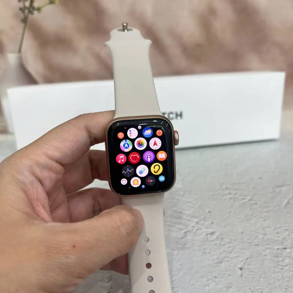Apple Watch SE Gen 1 40mm warna Gold