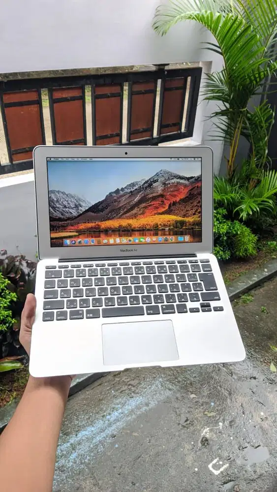 Apple MacBook Air 2015 11 Inch | i5 1.6GHz | SSD 256GB | Siap Pakai