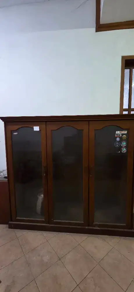 Dijual Lemari Baju Pintu Kaca Model Antik