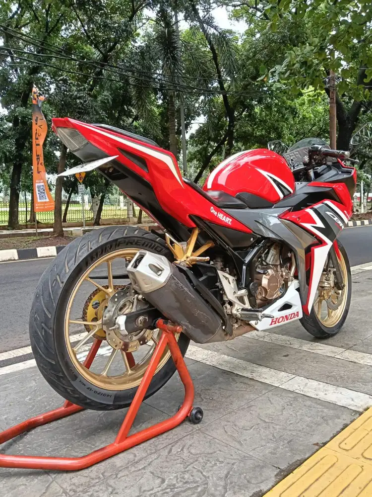 DIJUAL CASH KREDIT DP MINIM 800 HONDA CBR 150R THN 2019 PAJAK IDUP