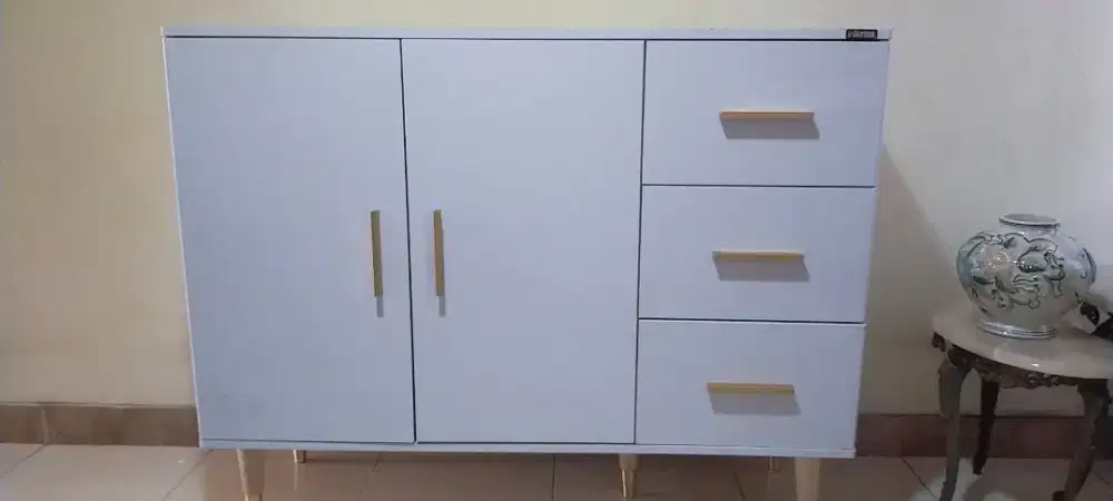 Lemari kabinet 2 pintu dan 3 laci putih