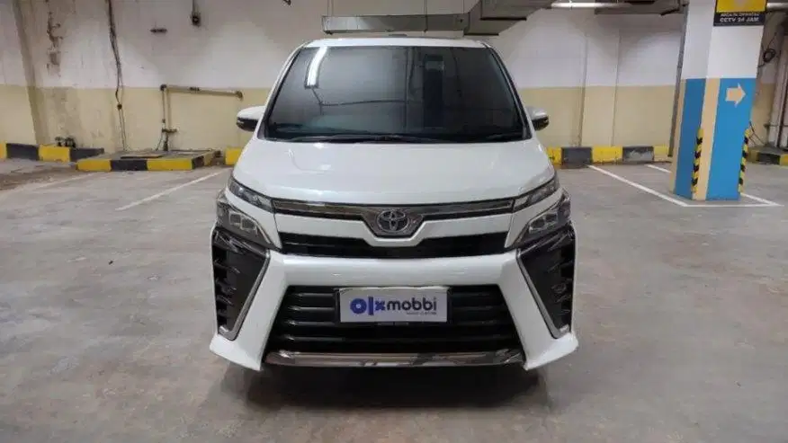 DP MURAH Toyota Voxy 2.0 Bensin-AT 2021 C8SBA
