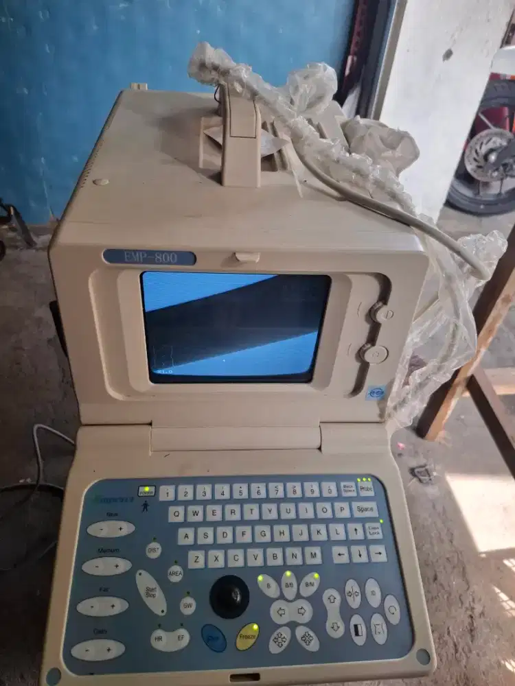 perangkat ultrasonografi (USG) portabel Mindray EMP-800. 