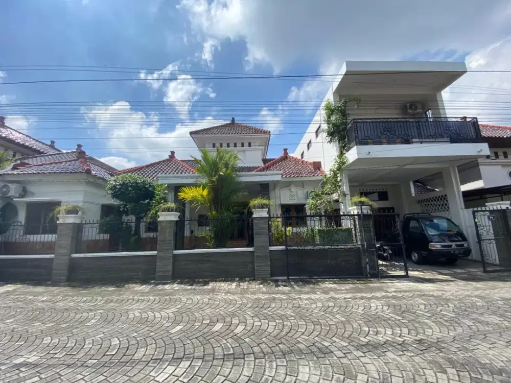 DI JUAL RUMAH MEWAH BESAR LUAS SUPER STRATEGIS DEKAT JL RAYA TAJEM MAGUWOHARJO SLEMAN