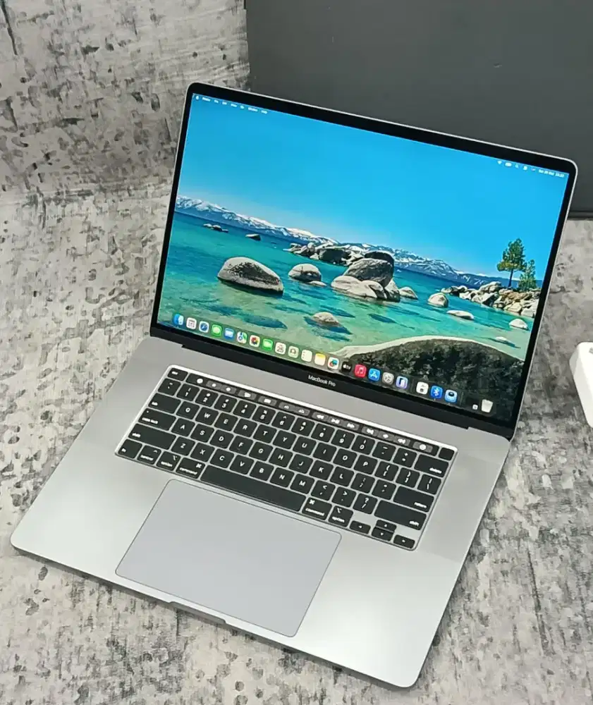 MacBook Pro TouchBar 16 2OI9 Core i7 32GB 5I2GB AMD Pro 53OOM Like New