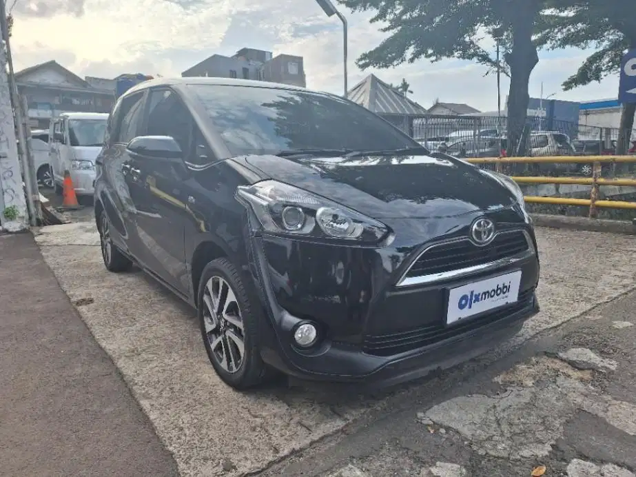 DP MURAH Toyota Sienta 1.5 V Bensin-AT 2016 Hitam CTKMB