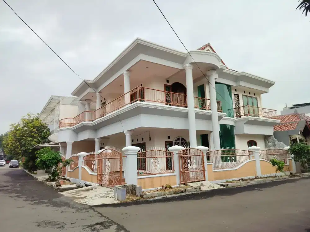 Posisi Hook Paling Strategis! Rumah Besar di Harapan Indah, Selangkah ke Pusat Kuliner & Mall (13719 ER)