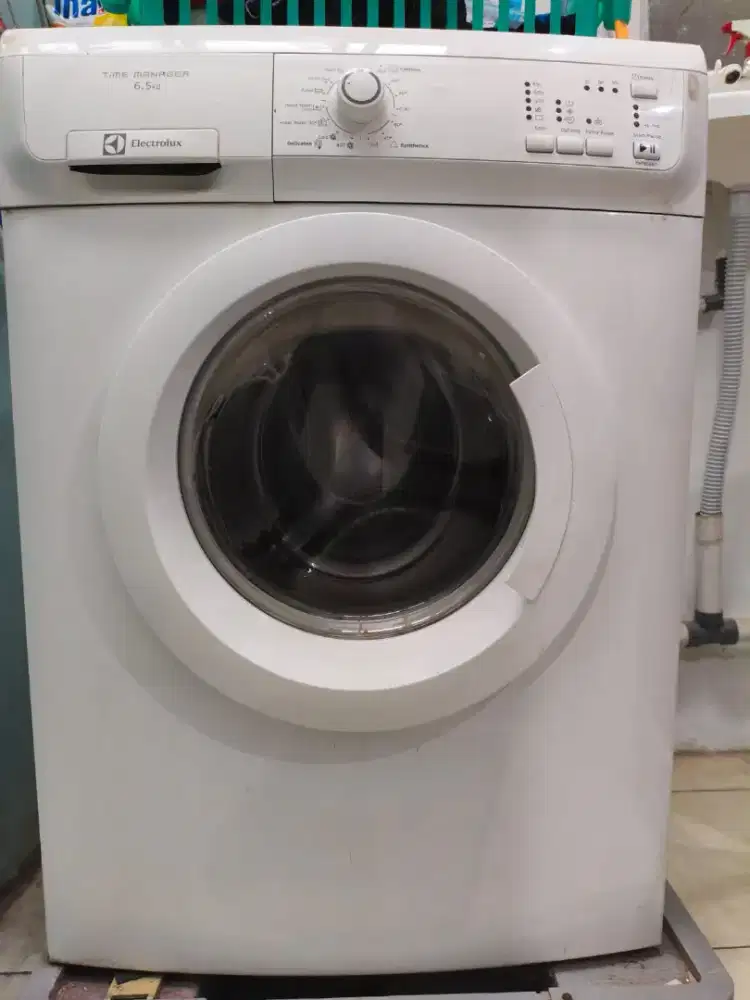 Mesin cuci bukaan depan Electrolux