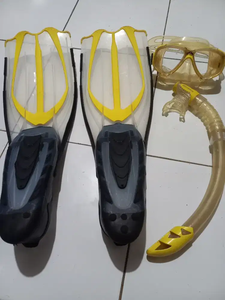 Cressi size 35-36.  Made in Italy.  Kond lengkap.