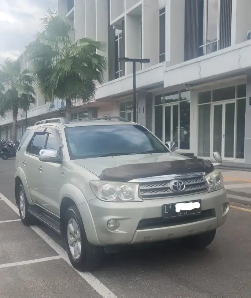 Toyota Fortuner Diesel. Tipe G 2.5 A/T.
Tahun 2010 Akhir.