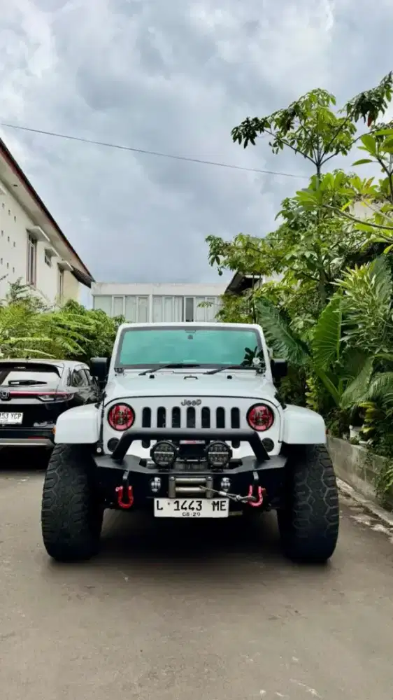 Di jual jeep wrangler sahara unlimited 2011 2 doors rare