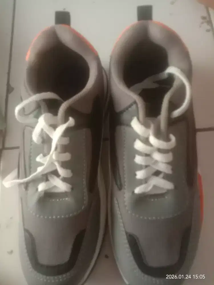 Saya mau jual sepatu cat wanita