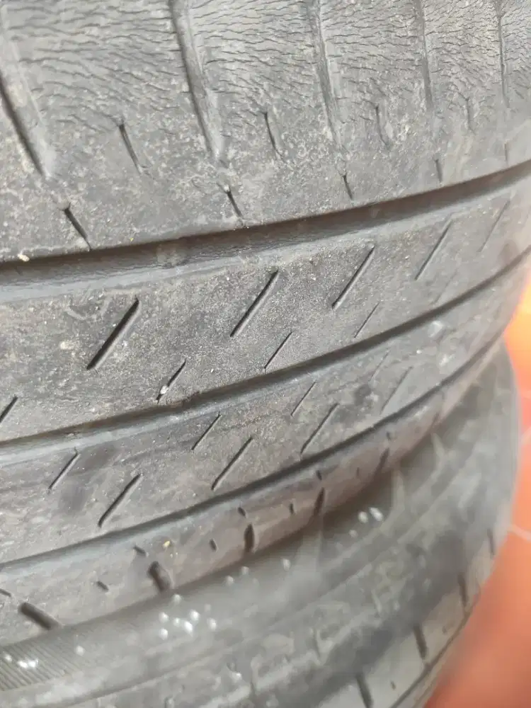 Ban Bridgestone 205/65R16 bekas inova reborn