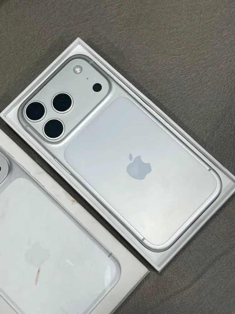 Iphone 17 Pro 256GB Silver ex ibox Garansi on 21 November 2026