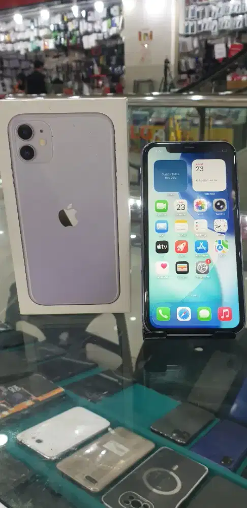 Iphone 11 i.box 64 Gb lengkap bh batre service cek cek aja