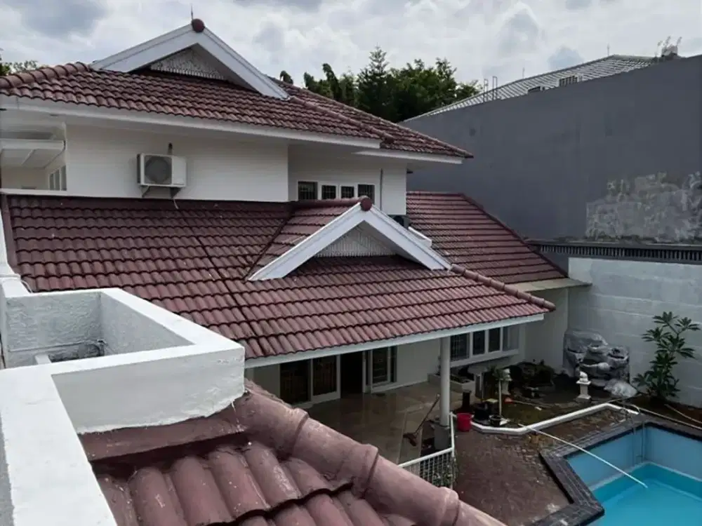 FOR RENT RUMAH DI JL PERTANIAN RAYA LEBAK BULUS JAKARTA SELATAN DENGAN KOLAM RENANG