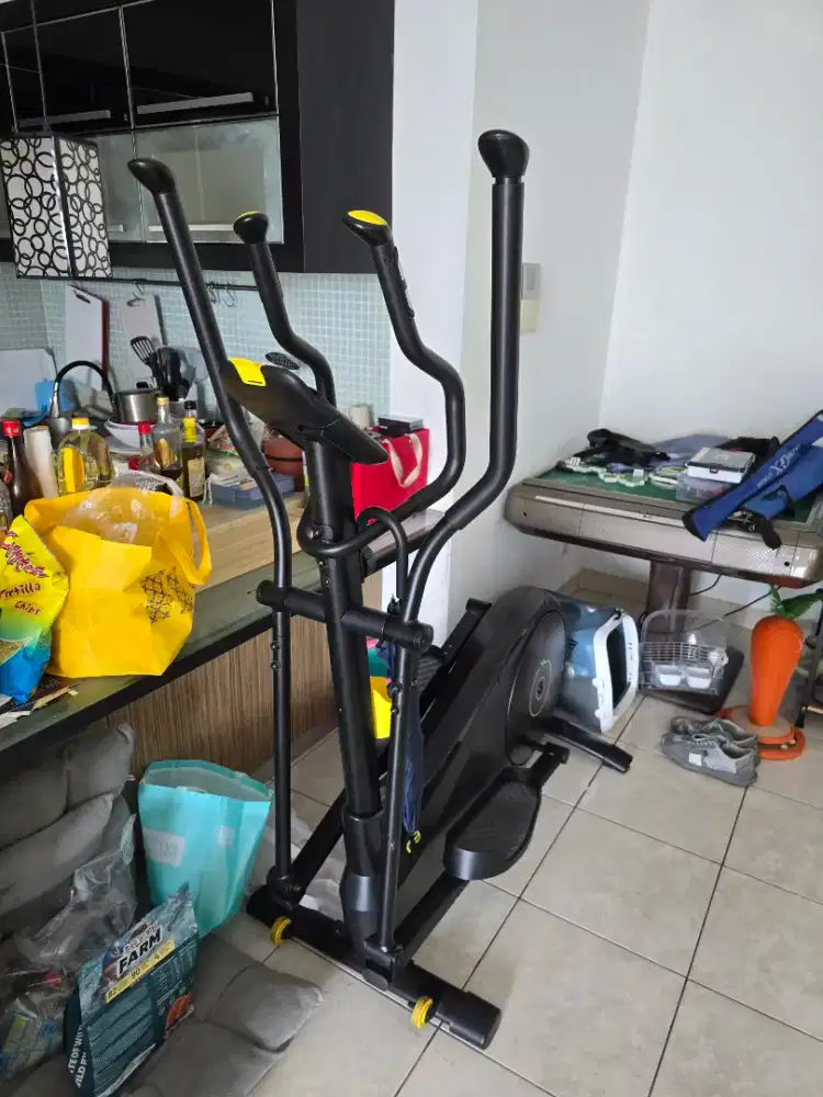 Domyos El 520 alat latihan elips bertenaga sendiri