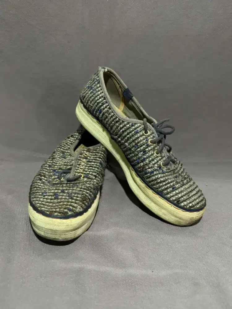 Sepatu keds anyam wanita