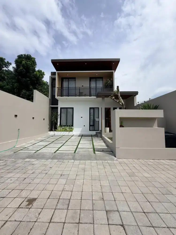 Termurah di Areanya! Rumah Mewah dengan Furnish di Timur Jakal 13