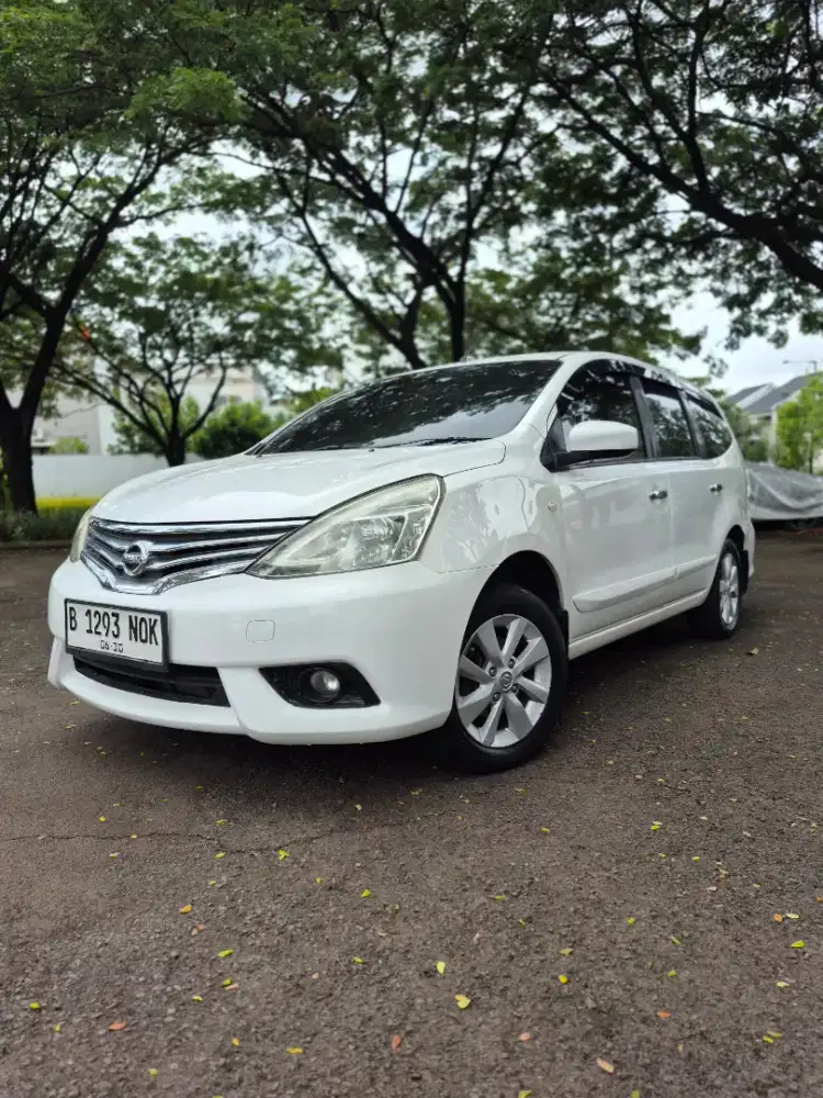 Nissan Grand Livina XV A/T 2015 Putih !!