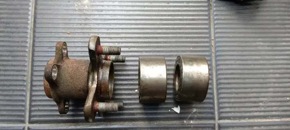 Bearing bekas Ayla 2014 depan dan belakang