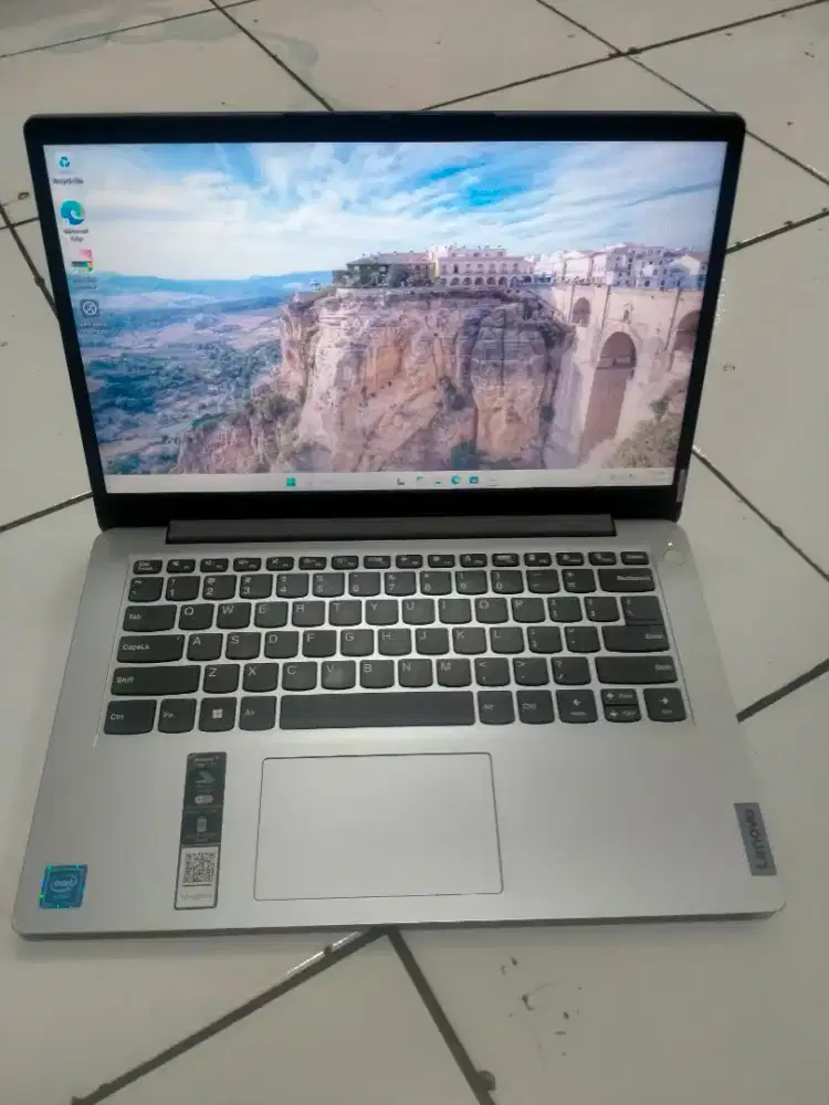 Like new Lenovo  RAM DDR4/SSD nvme 256Gb batre bagus mulus No minus