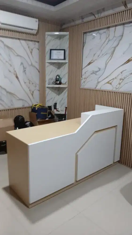 Meja kasir resepsionis