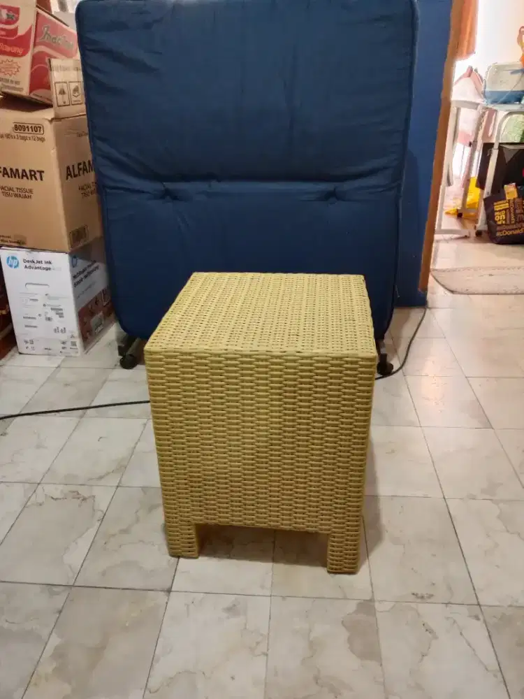 Kursi rotan sintesis