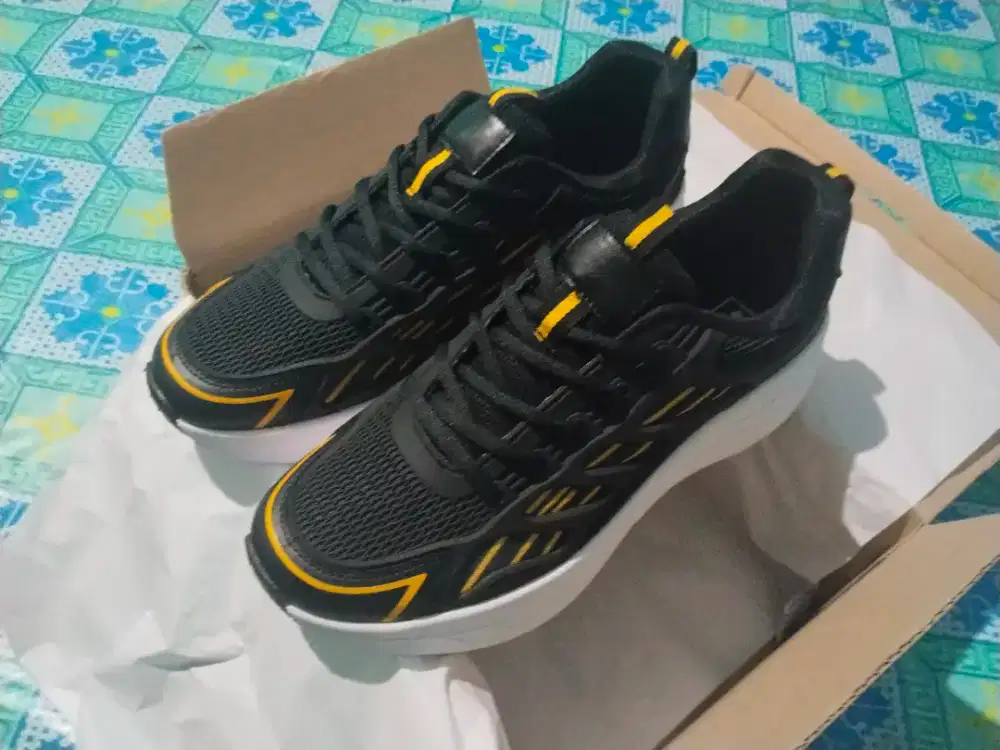 SEPATU OLAHRAGA UKURAN 43 MERK POLRI