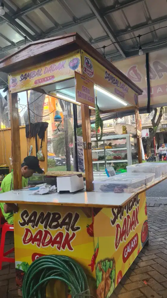 Waitress di Sambal Dadak Galaxy