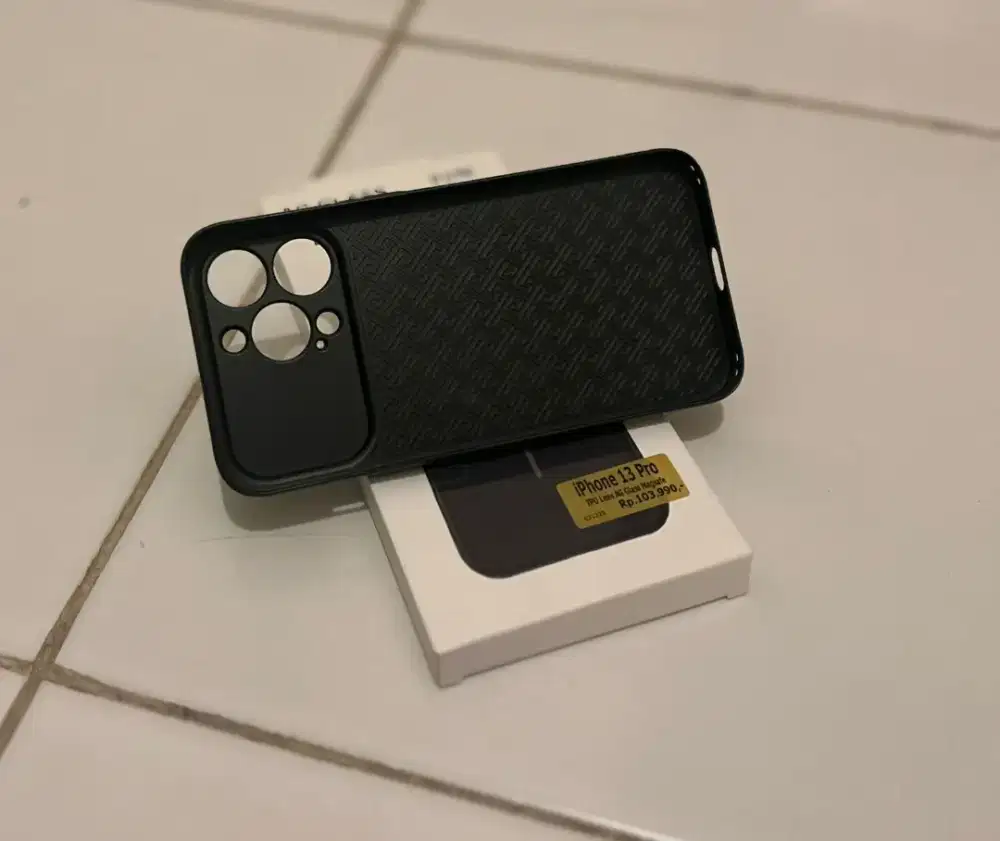 2 buah Casing iphone 13 pro mulus 99%