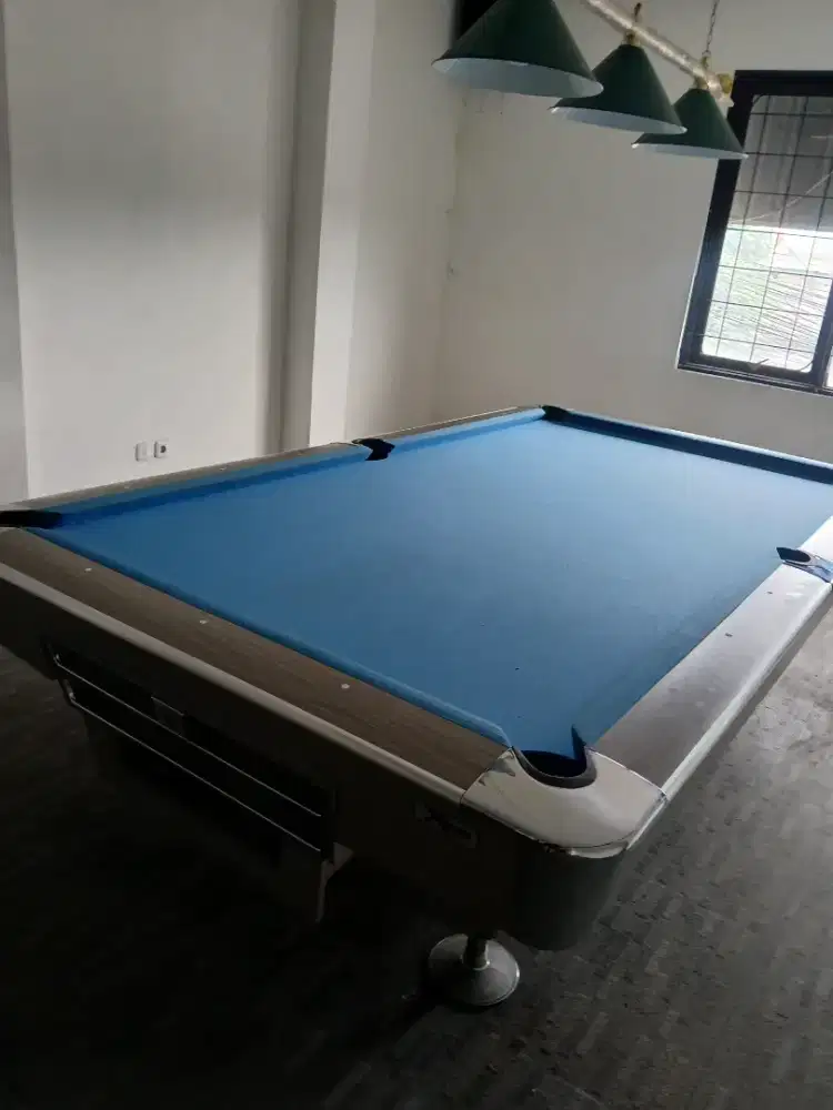 Meja billiard, bola dan stik billiard