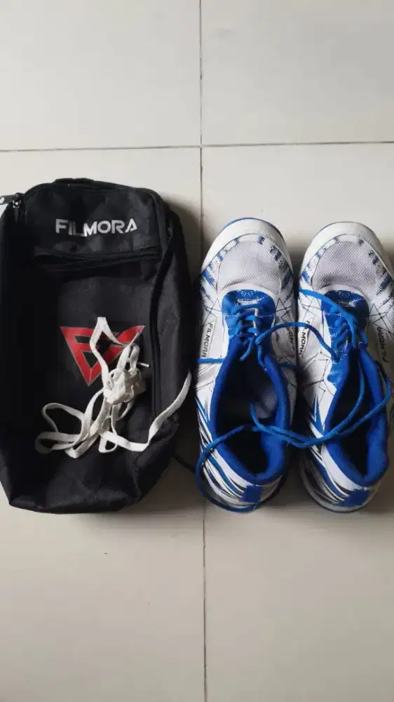 Sepatu badminton