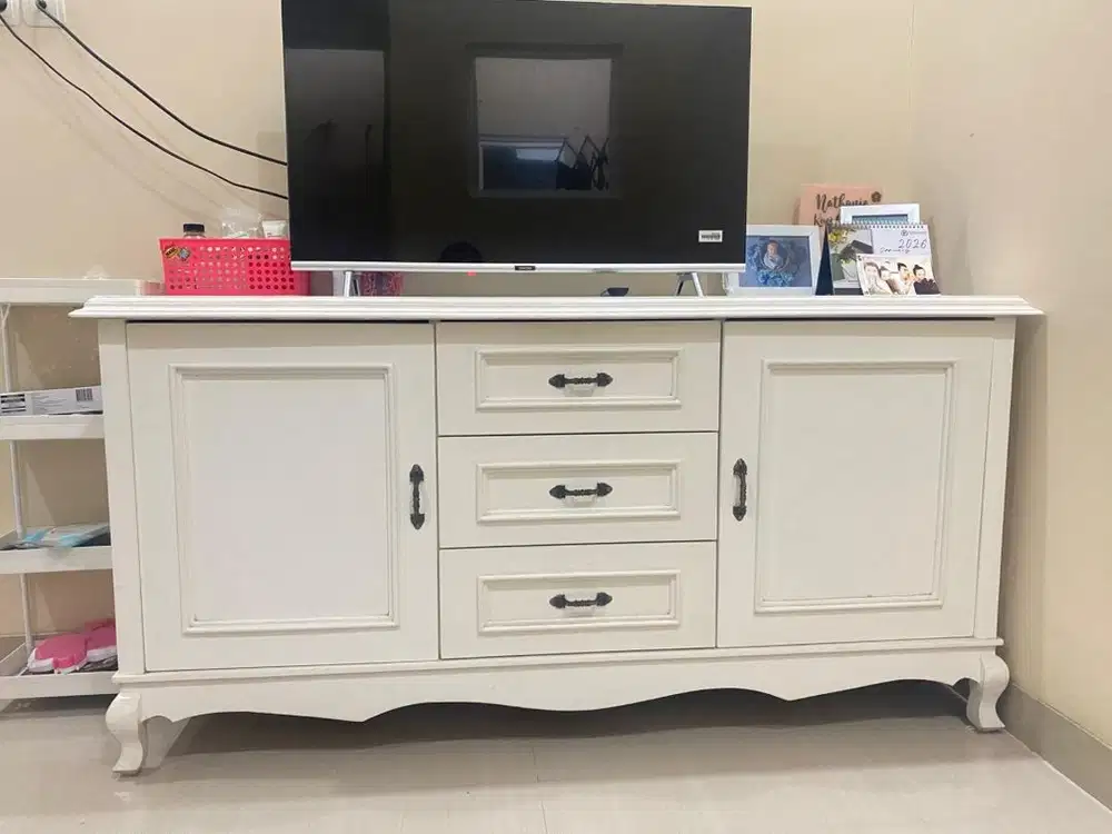 Lemari TV warna putih