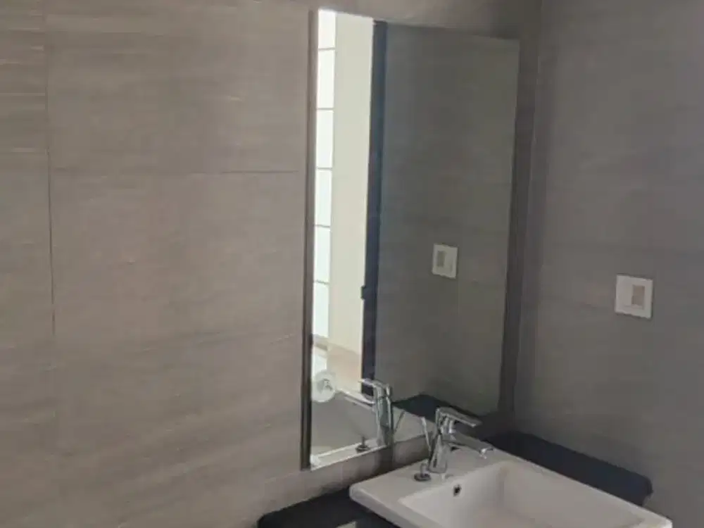 DISEWAKAN RUMAH PIK 2 UK 6X15 (2 LANTAI) AC 3 KASUR LEMARI MEJA MAKAN READY HUNI