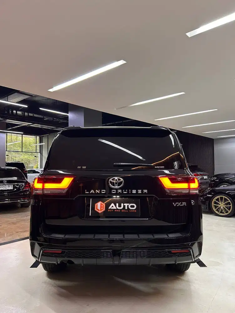 Toyota Land Cruiser LC300 VXR 2024 LC 300 Hitam Km15rb B94ISK B1721WCS