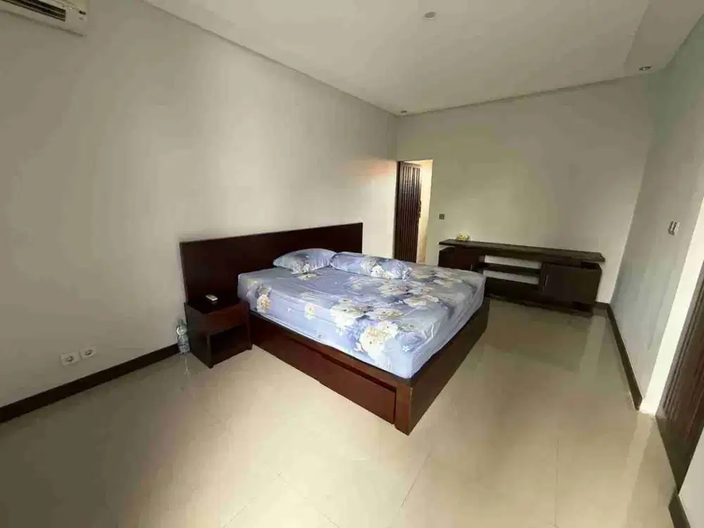 DISEWAKAN  RUMAH 3 LANTAI DI CANGGU CN - Thumbnail 9