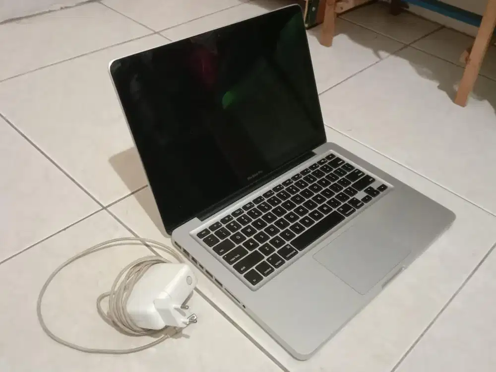 Macbook Pro 2011 (kondisi mati harus service batre)