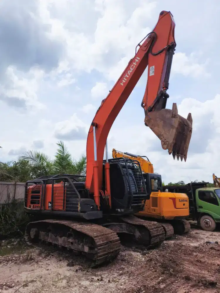 Excavator Hitachi Zaxis 210 tahun 2021